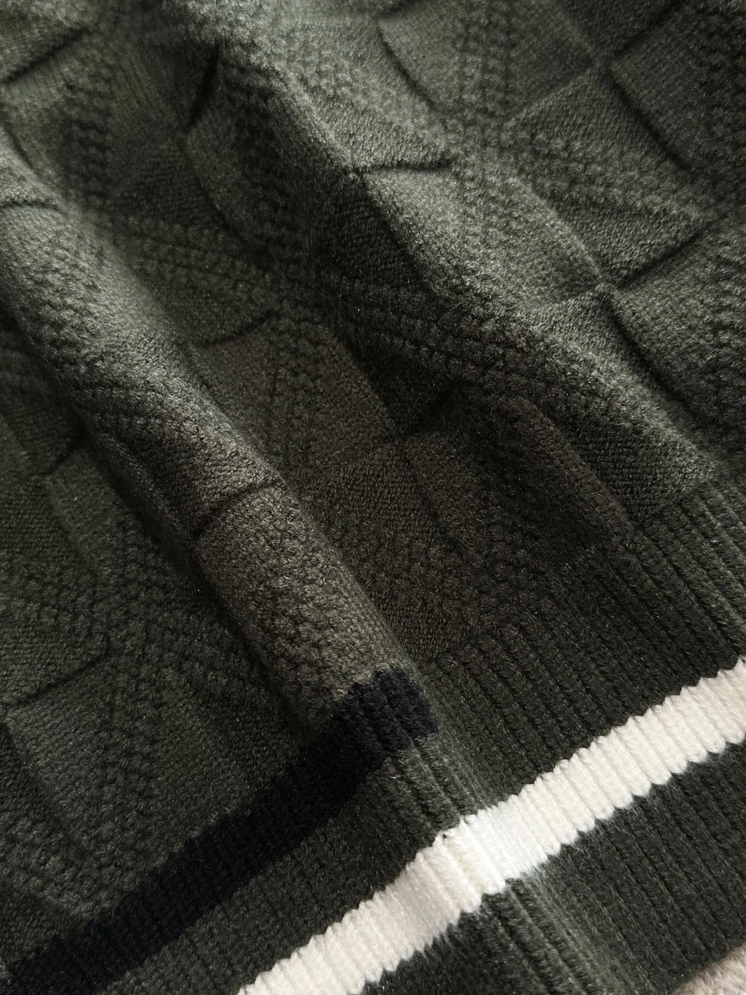 Next day shipping P360 Big Goose 2025 official website latest autumn and winter sweaters, popular models are on sale at the same time at the counter! Specially made of wool blended fabric. It feels comfortable and can be directly in contact with the skin. The logo badge is exquisitely embroidered, which is extremely eye-catching! The details highlight the fashionable charm of big brands. Exquisite workmanship. Three-dimensional cutting style. The wearing effect is invincible and handsome! All three standards are complete! Size: M-3XL